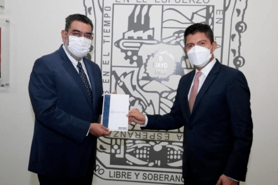 Eduardo Rivera se reúne con los coordinadores del PRI, PAN y Morena en el Congreso poblano