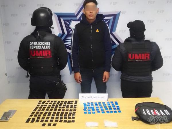 En posesión de casi 300 dosis de aparente droga, Policía Estatal detiene a un hombre