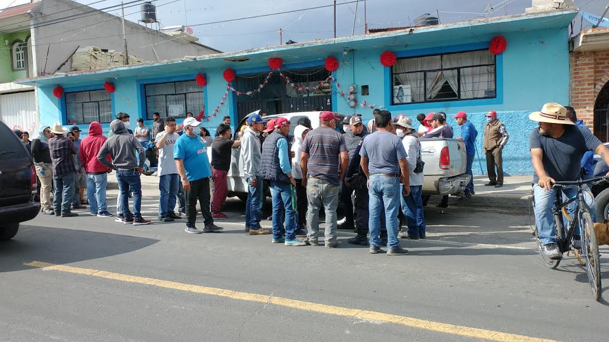 Queman camioneta y casi a un ladrón de una moto en Tlalancaleca (Video)