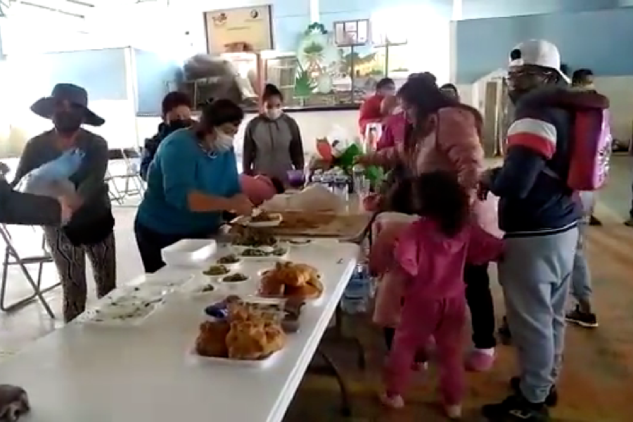 Pobladores de Tlaxcala apoyan a los damnificados de la explosión en San Pablo Xochimehuacán
