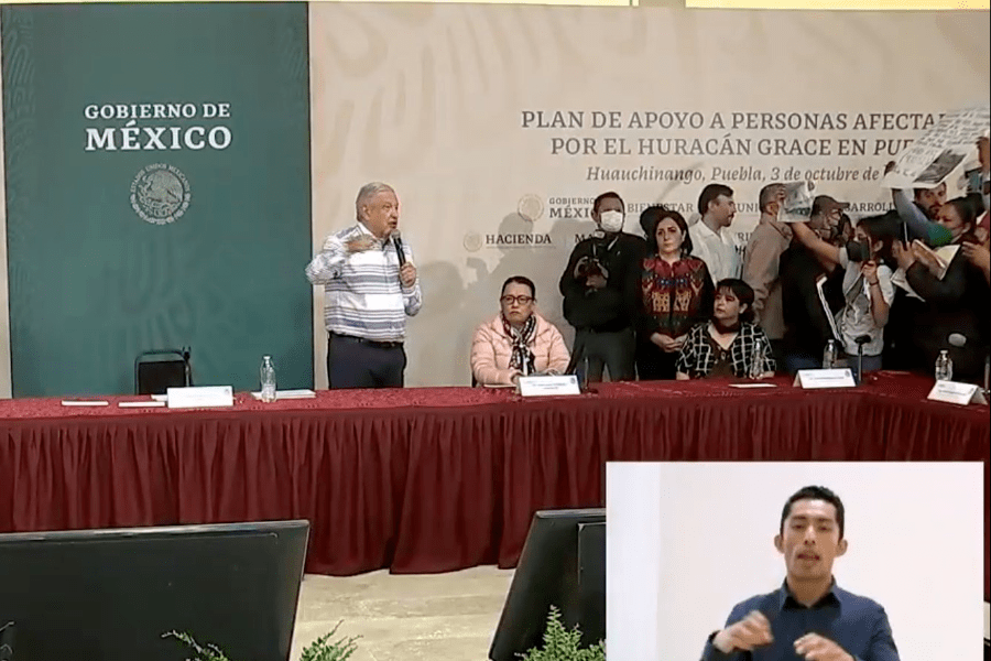 Manifestantes irrumpen en el evento de AMLO en Huauchinango