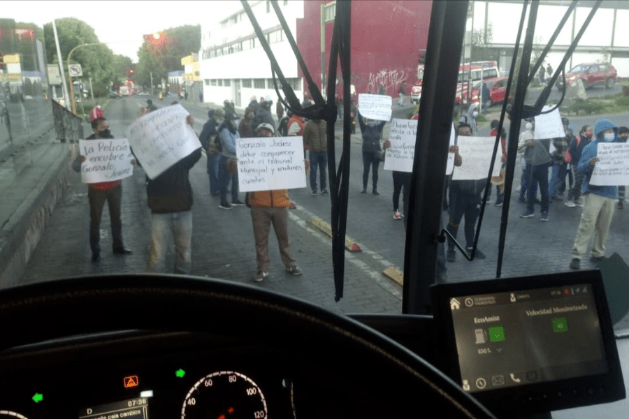 Sindicalizados se manifiestan en la 11 Norte y provocan caos víal