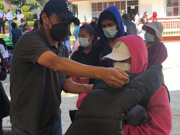 Mantiene SEDIF apoyos a familias afectadas en Xochimehuacan