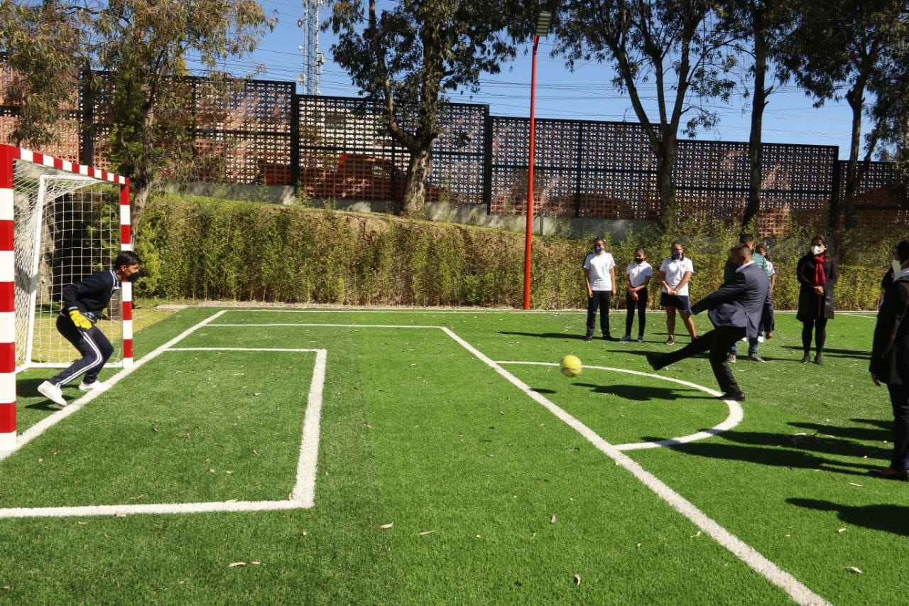 Entrega Mundo Tlatehui canchas de básquetbol y vóleibol, así como de pasto sintético para la práctica de fútbol