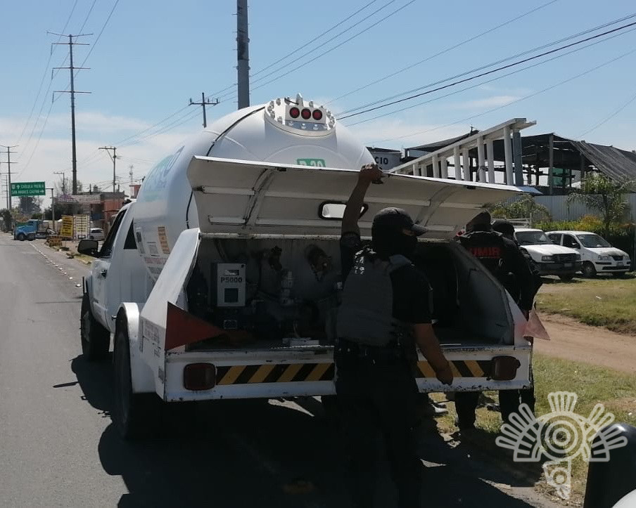 Detiene Policía Estatal a dos hombres con pipa cargada de gas LP presuntamente ilegal