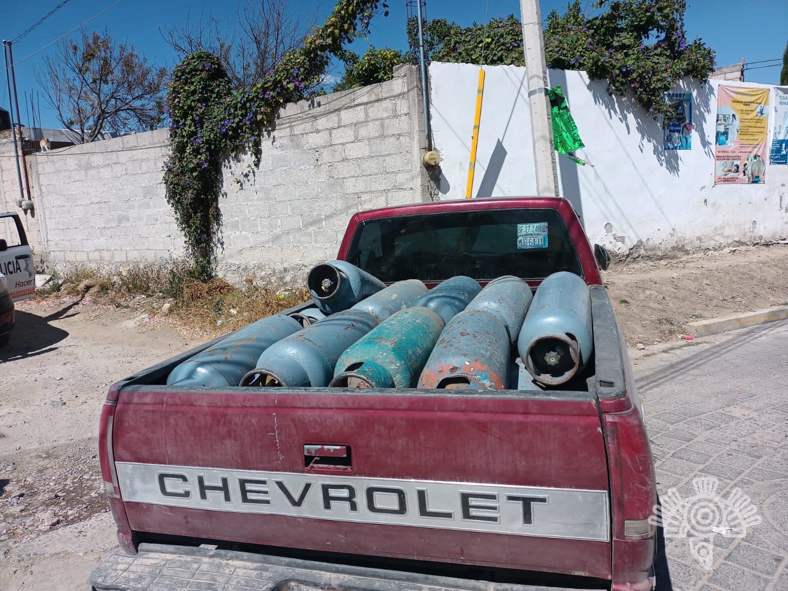 Policía Estatal detiene a hombre por transportar 17 tanques de gas LP
