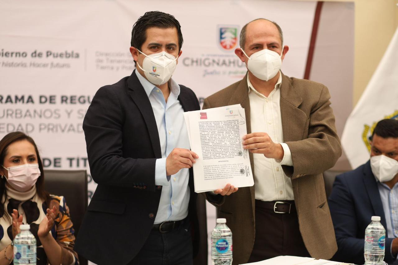 Lorenzo Rivera firma convenio y entrega Títulos de Propiedad