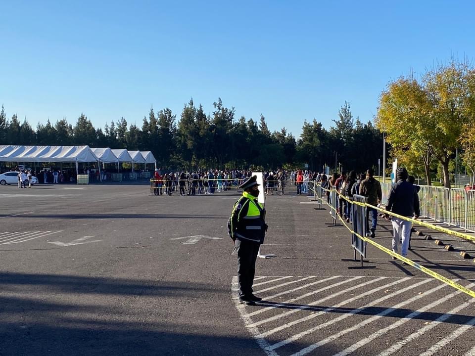 Cientos de jóvenes están formados para recibir la segunda dosis de vacuna contra Covid-19