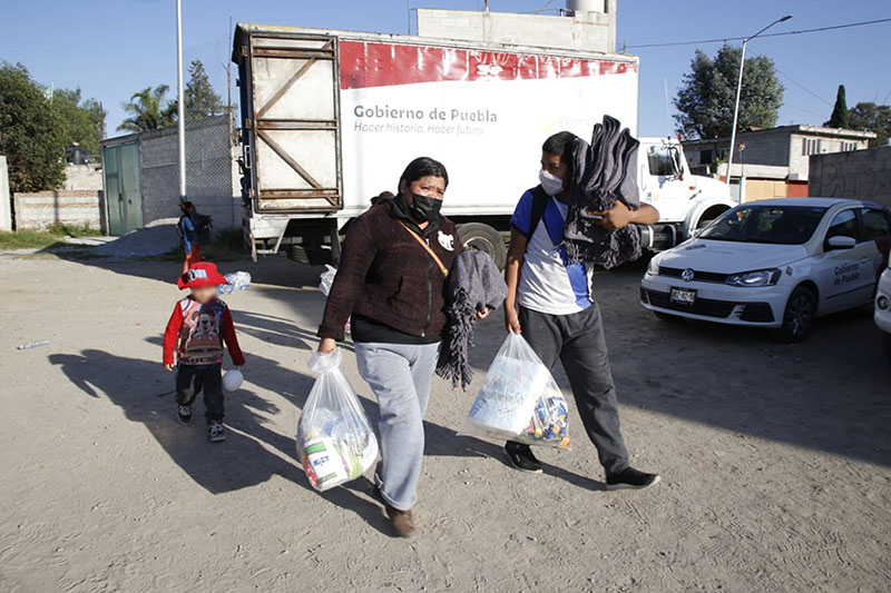 Entrega SEDIF apoyos a familias que perdieron sus viviendas en Xochimehuacan