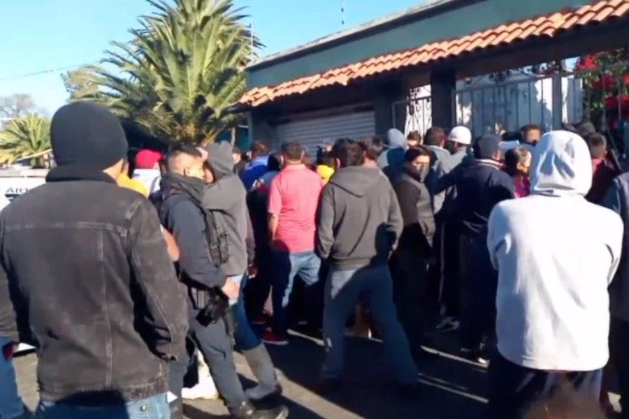 Pobladores de Cuapiaxtla bloquean la federal a Tehuacán tras intento de linchamiento