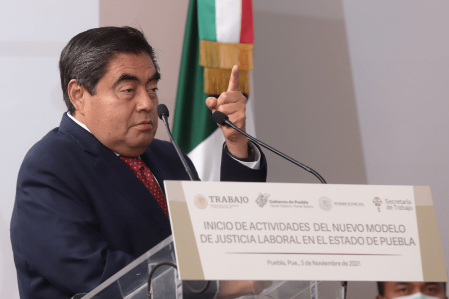 Gobierno va por la regulación y cobros de abogados