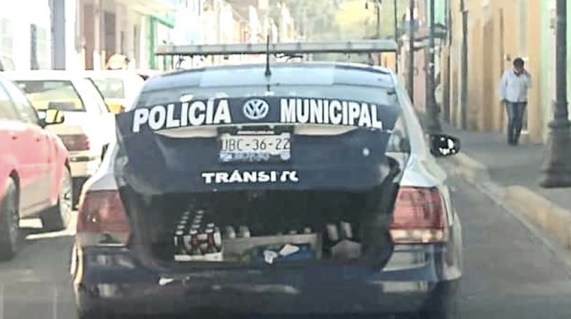 Policías de San Pedro Cholula son suspendidos por llevar cervezas en una patrulla