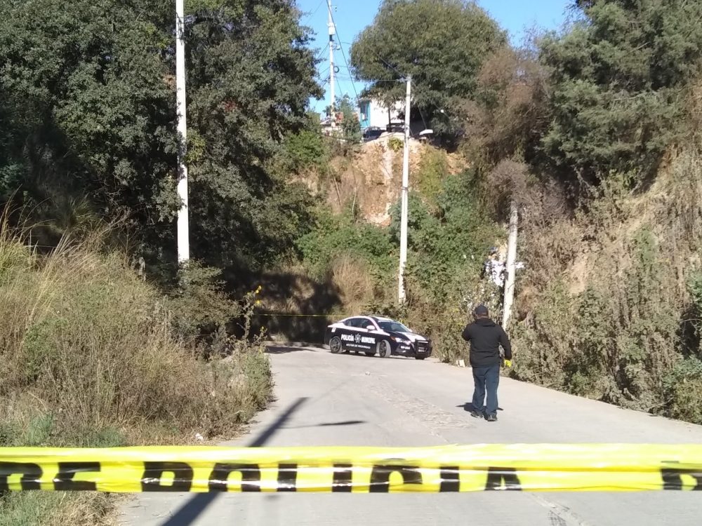 Encuentran un cuerpo en barranca de Lomas Flor del Bosque