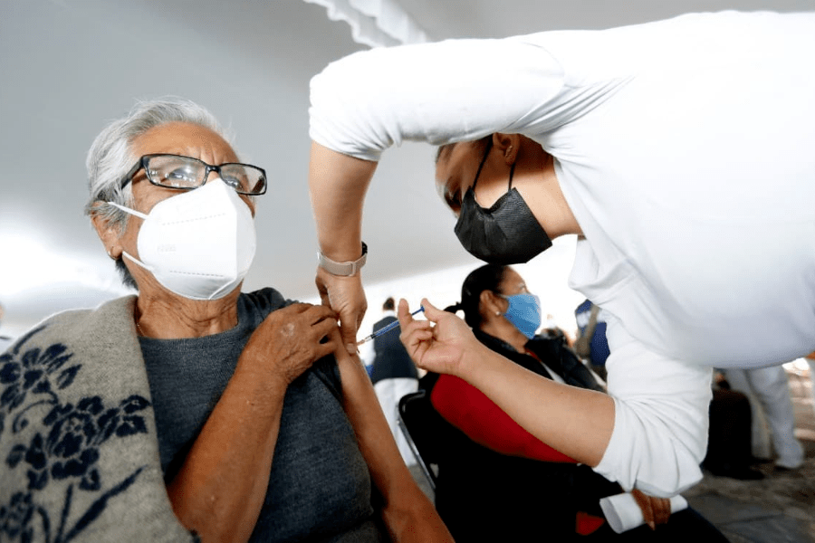 Este martes comenzará la aplicación de la dosis de refuerzo para adultos mayores