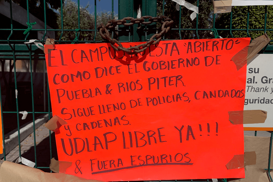 La UDLAP se mantiene cerrada pese a promesa de reapertura; se manifiestan estudiantes