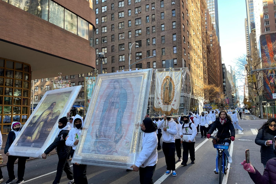 Poblanos recorren las calles de Nueva York con imágenes de la Virgen y la Antorcha Guadalupana