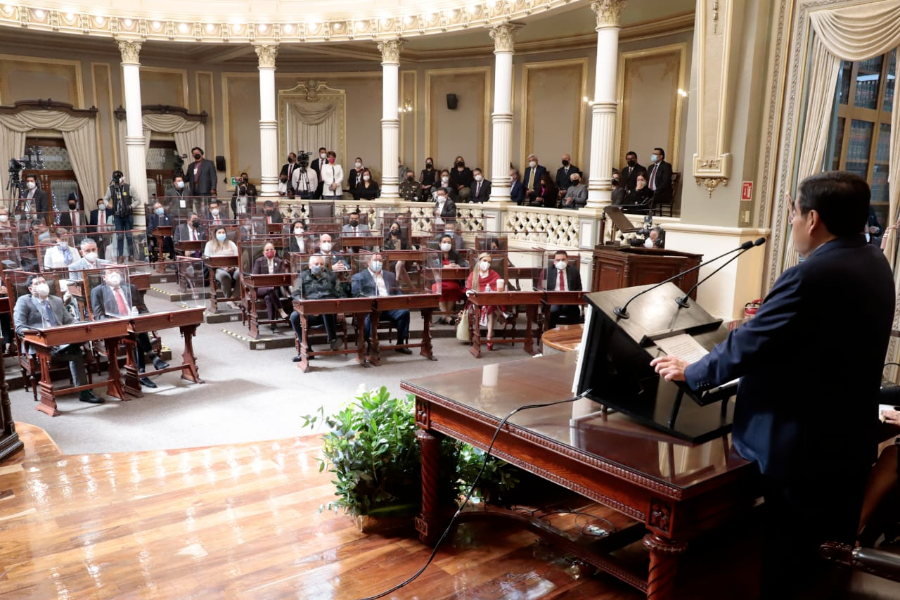 Reconoce Barbosa que el transporte público «es un enredo»; anuncia nueva Ley de Movilidad