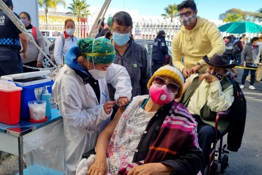 Aplican más de 40 mil dosis de refuerzo contra COVID a mayores de 60 años en la Angelópolis
