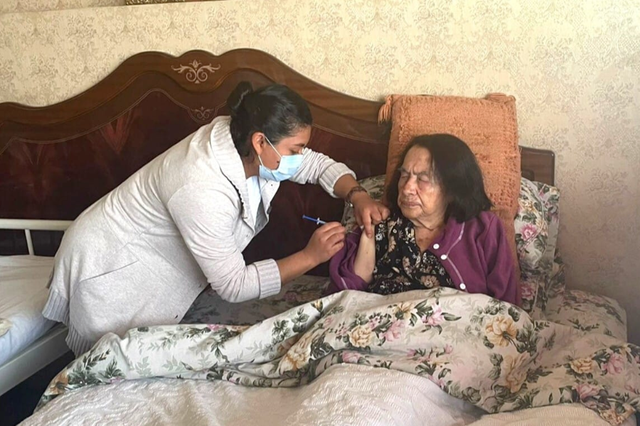 Continuarán vacunando con refuerzo a personas en estado de postración
