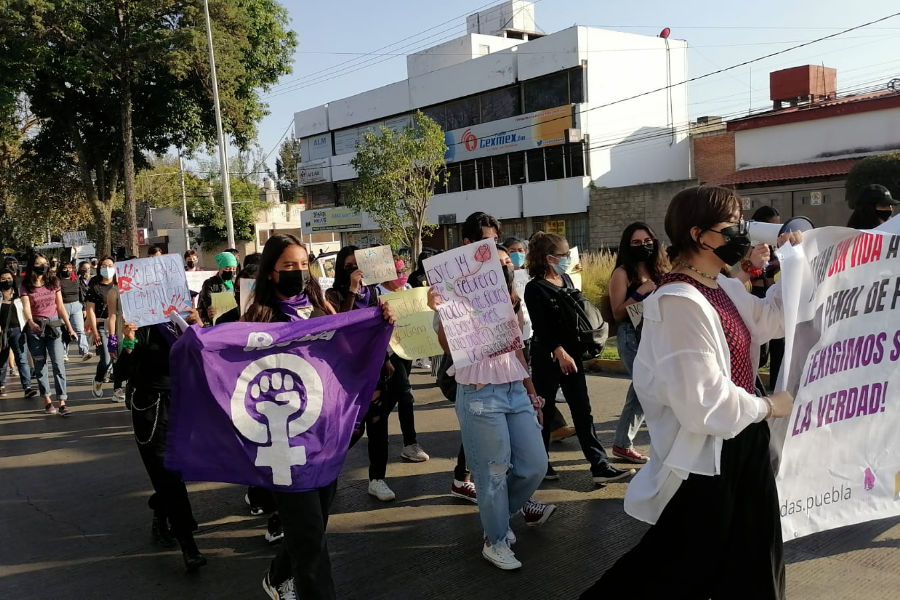 Con marcha, poblanas exigen justicia por las víctimas de feminicidios y desapariciones