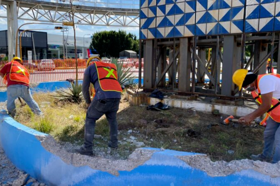 Se va «la suavicrema» poblana; Gobierno inicia con la demolición del obelisco del Bulevar Hermanos Serdán