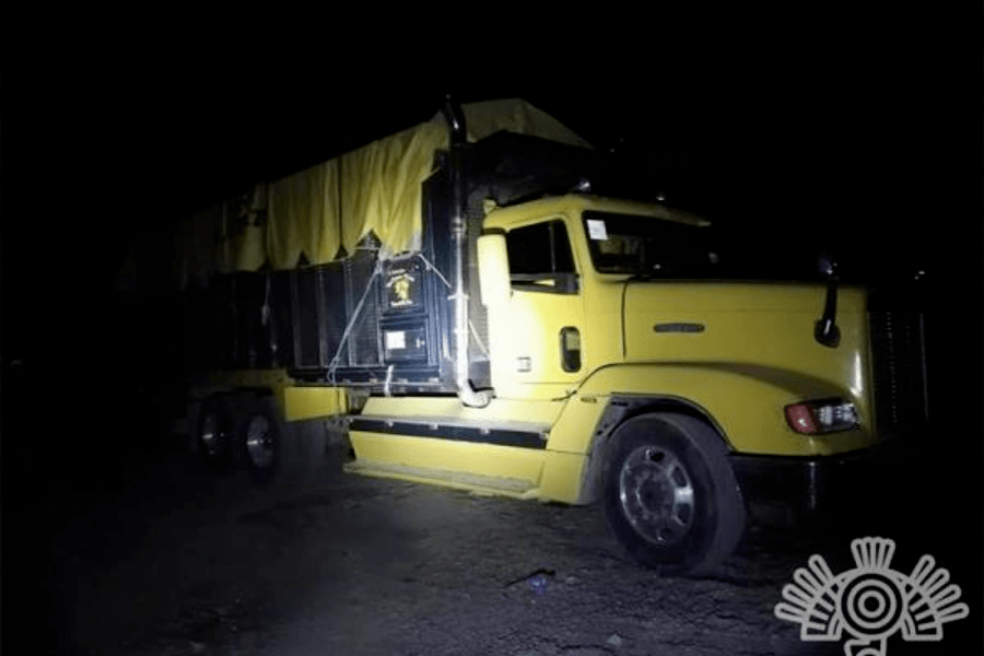 Asegura Policía Estatal un tractocamión con presunta mercancía robada