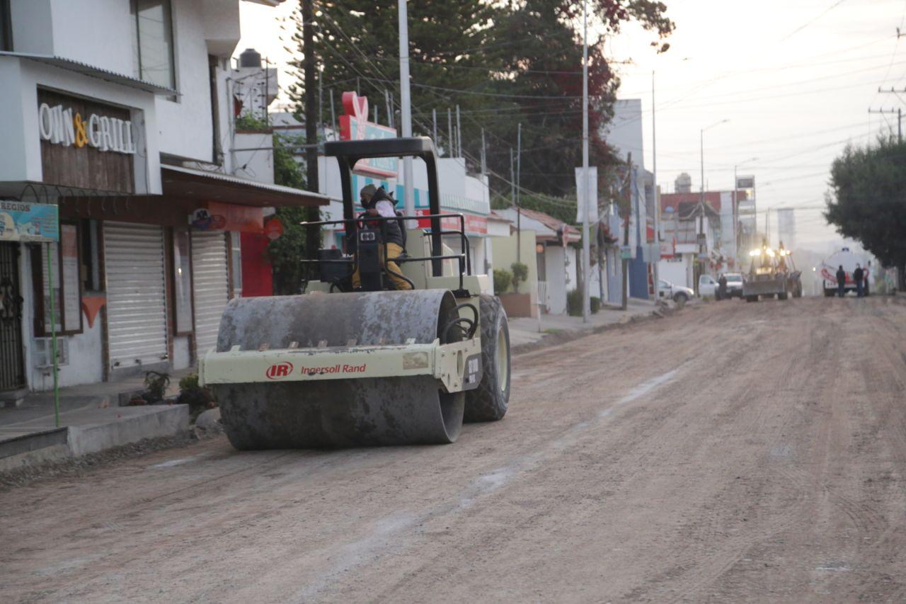 Rivera Pérez supervisa avance de pavimentación en Camino Real