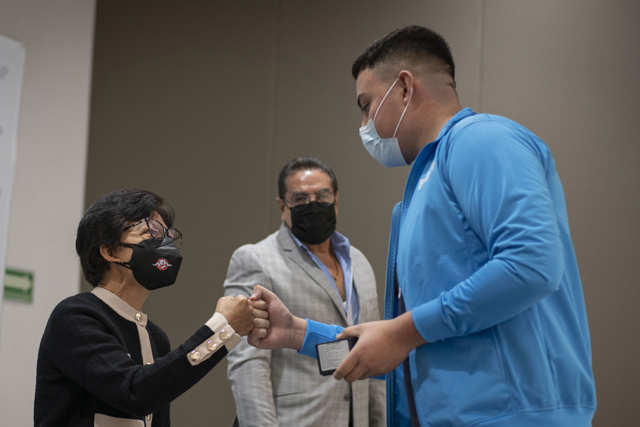 Lilia Cedillo entrega relojes digitales a estudiantes deportistas de la BUAP para evaluar su rendimiento