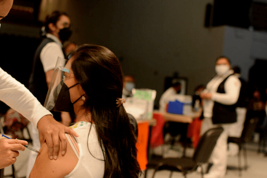 El miércoles inicia la vacunación de refuerzo a los profes; será con «Moderna»