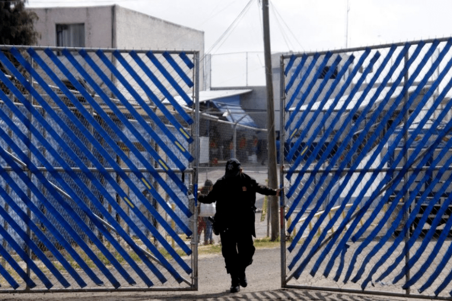 Por la puerta principal y en brazos de una mujer, fue como entró el cuerpo de Tadeo a la cárcel