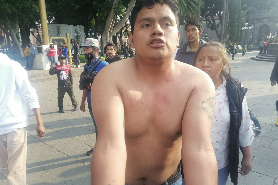 Se enfrentan vendedores ambulantes y policías municipales en el zócalo de Puebla (Video)