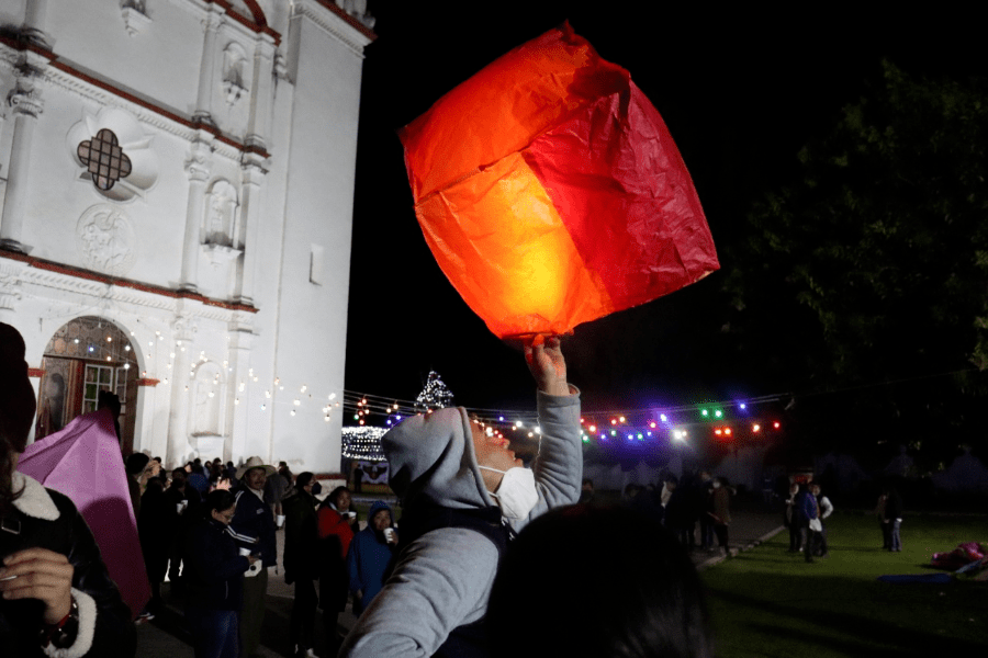 Amplia participación de turismo y habitantes en la tercera elevación de globos de cantoya de Zautla