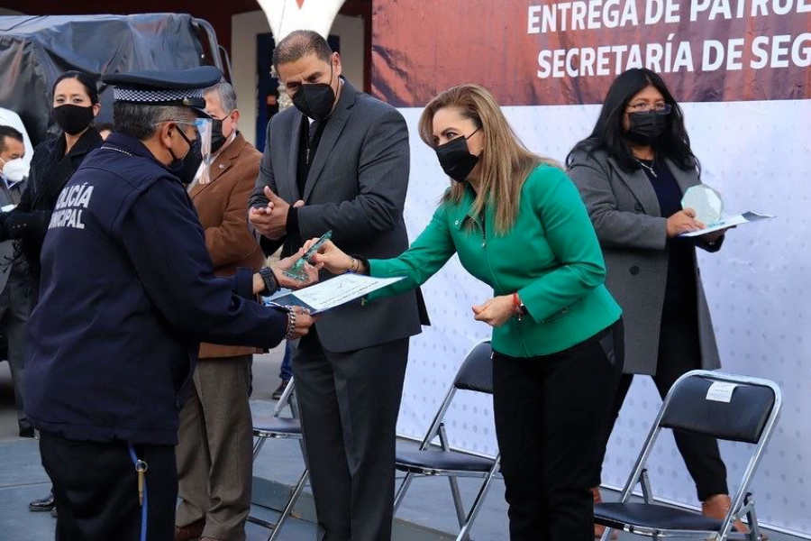 Paola Angón entrega patrullas y reconocimientos a policías de San Pedro Cholula