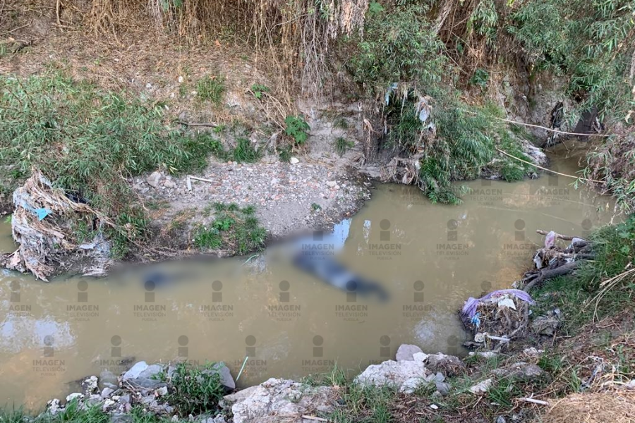 Embolzados y amordazados, hallan cuerpos en un canal de aguas negras al sur de la ciudad de Puebla