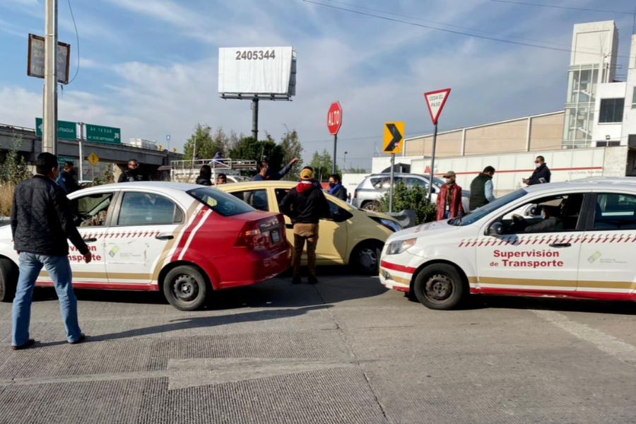 Aseguran dos taxis «pirata» que circulaban en Periférico Ecológico