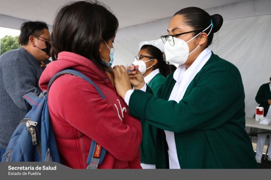 En Puebla, casi 50 % de la población mayor de 18  años ya tiene la vacuna de refuerzo