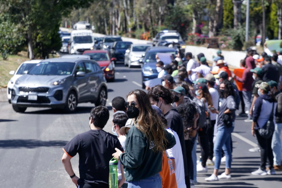 ¡Ya les gustó! Alumnos de la UDLAP desquician el tráfico en la Recta a Cholula por tercer día consecutivo