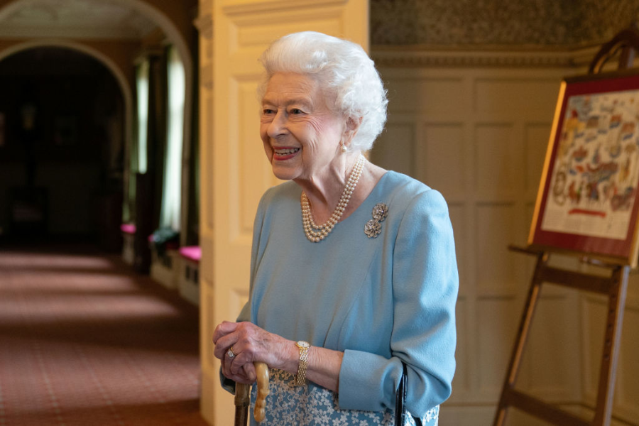 La reina Isabel II de Inglaterra da positivo a COVID-19 