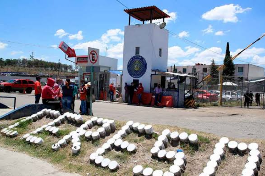 Utilizan lociones y gel sanitizante para preparar alcohol en el CERESO de Puebla