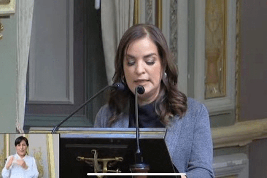 La secretaria de Transporte en Puebla, Elsa Bracamonte, comparece ante el Congreso del Estado