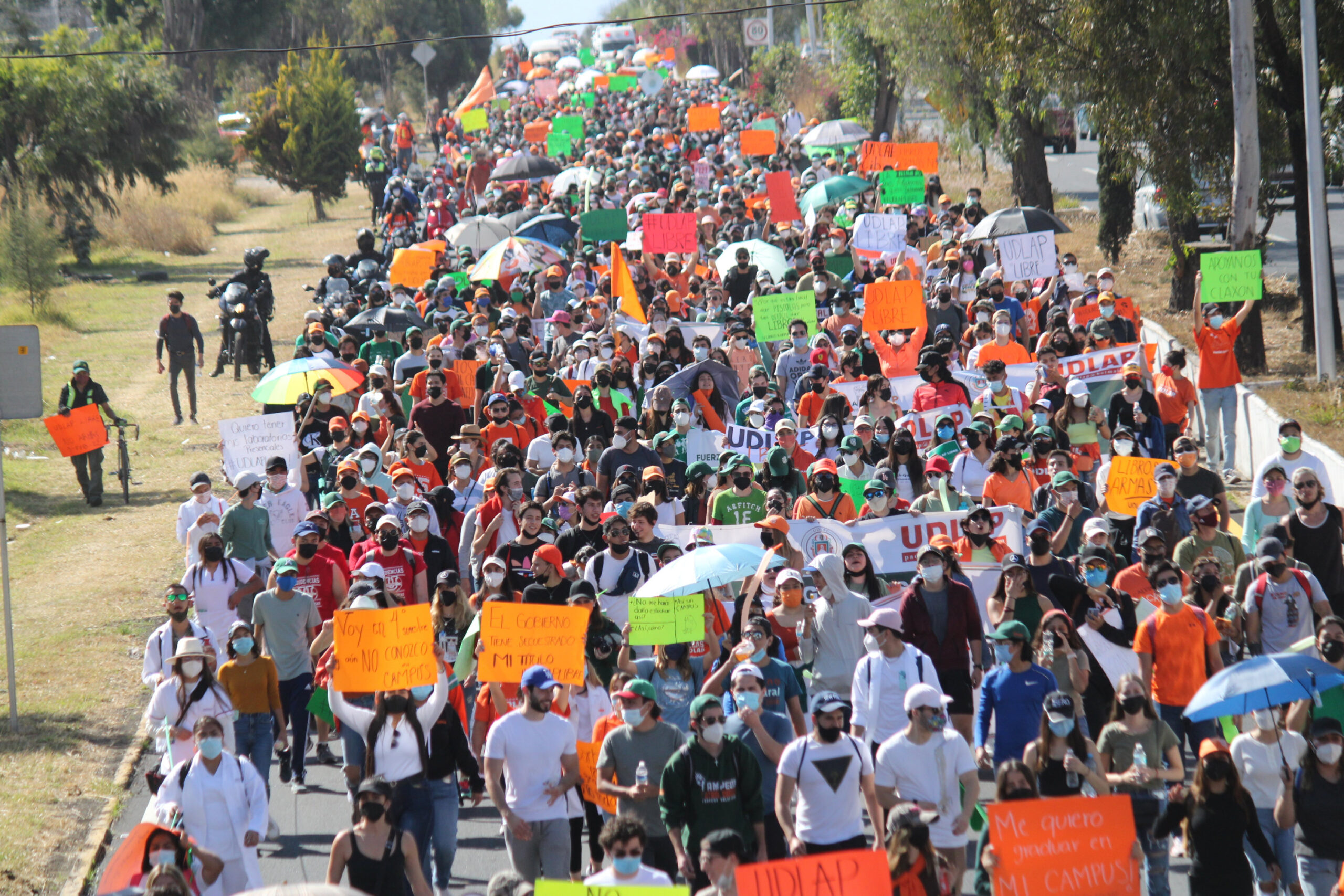 Megamarcha de la UDLAP paraliza la Recta a Cholula