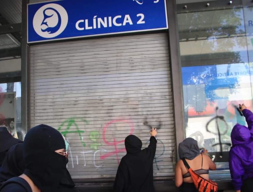 Integrantes del «Bloque Negro» revientan los vidrios en paradero del metrobús