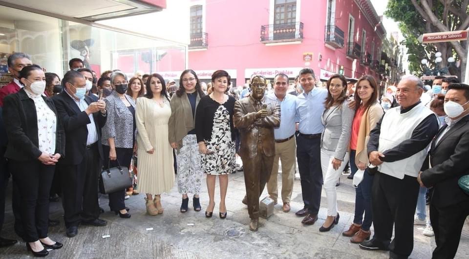 Con 8 esculturas de poblanos reconocidos; Rivera Pérez inauguró el andador 5 de Mayo