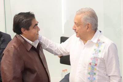 López Obrador y Barbosa Huerta evalúan programad de Bienestar