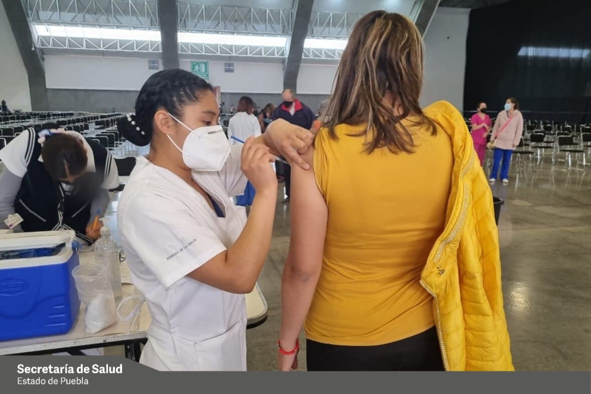 Reportan baja participación de jóvenes para aplicarse la vacuna de refuerzo contra COVID