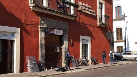 Elementos policíacos estatales y municipales resguardan edificios públicos de la capital 