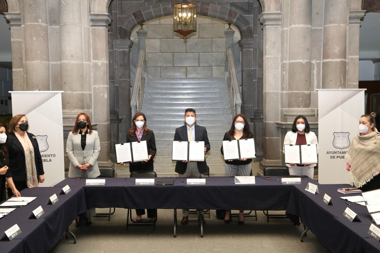 Ayuntamiento de Puebla firma convenio para garantizar la protección  a mujeres