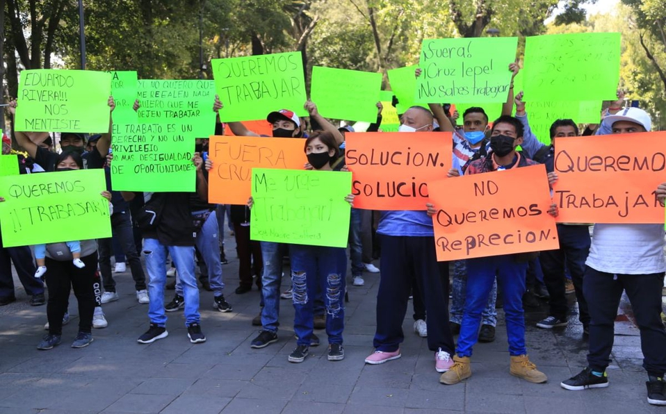 Empleados del Ayuntamiento impiden que ambulantes se manifiesten en el zócalo