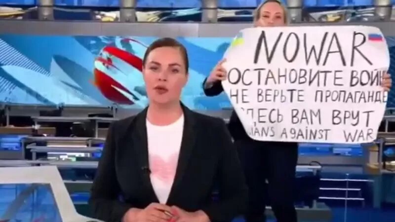 Empleada del canal estatal protesta contra la guerra durante noticiero en Rusia; está detenida