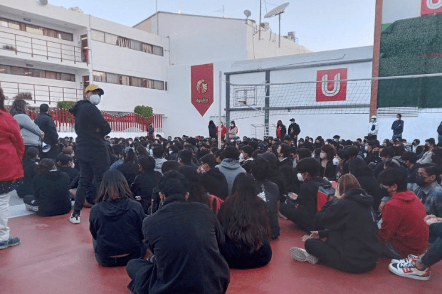 Estudiantes de la UPAEP se manifiestan tras el ataque de un alumno a los profesores